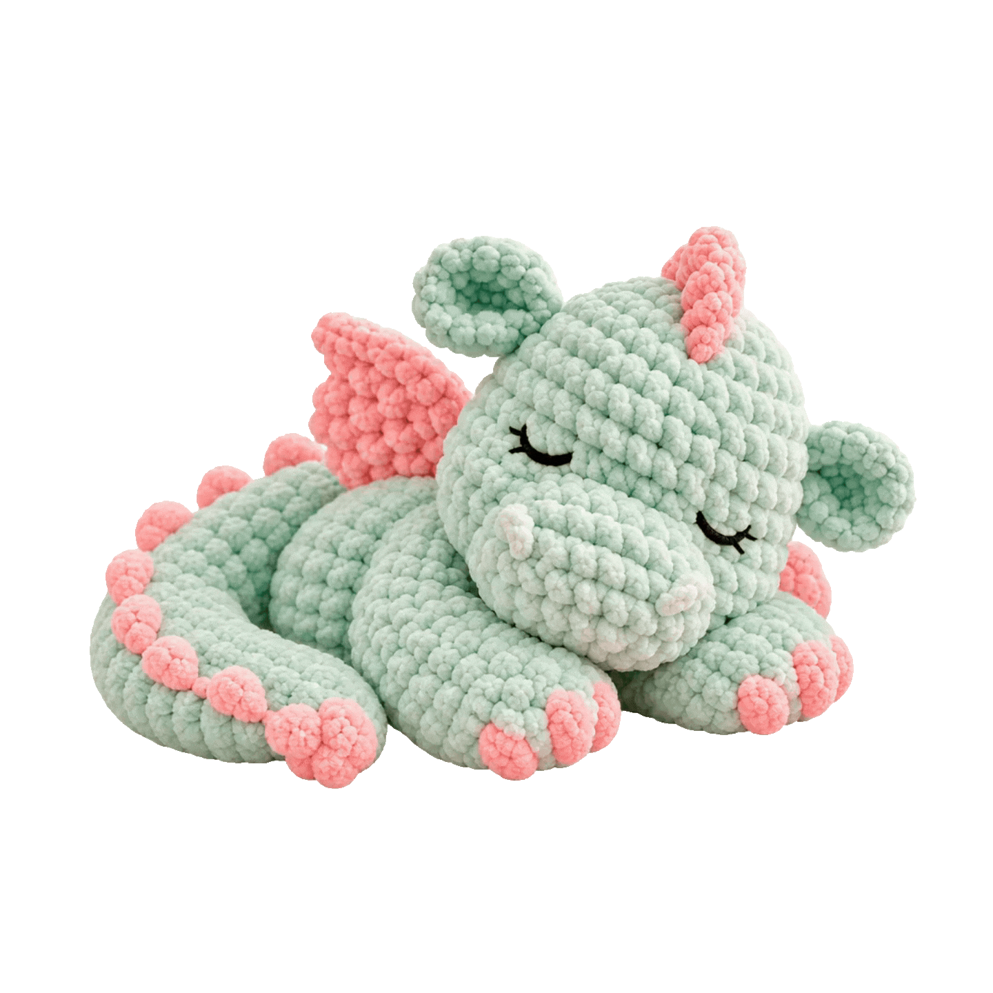 Mintgroen gehaakt draakje Vonkje met gesloten ogen, roze vleugels en roze stekels.