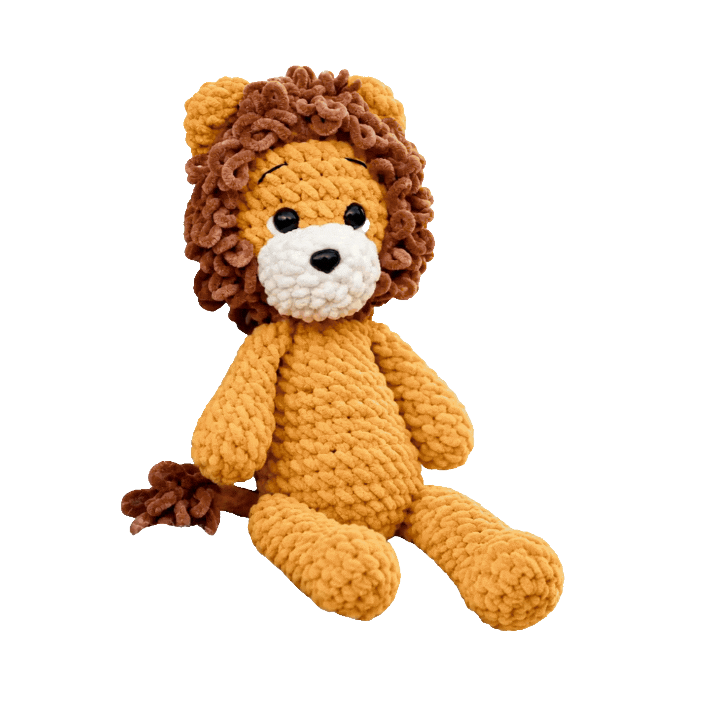 Gehaakt leeuwtje Simba met een geel lijf, bruine krulmanen en een witte snuit.